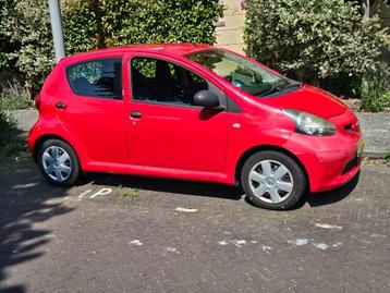 Toyota Aygo 1.0 12V Vvt-i 5DRS 2006 Rood beschikbaar voor biedingen
