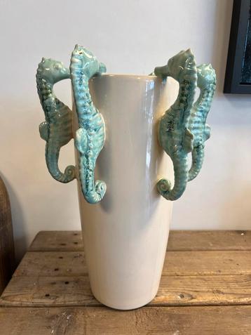 Handgemaakte zeepaardenvaas beschikbaar voor biedingen