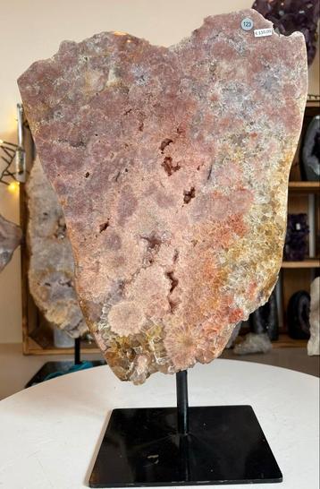 Roze Amethist op standaard beschikbaar voor biedingen