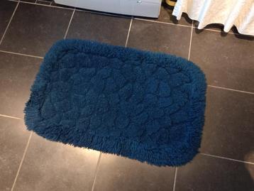 grote vintage badkamermat, donkerblauw badmat heel wollig beschikbaar voor biedingen
