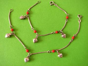 2 Mooie Fijne Zilveren Armbanden met bloedkoraal en hartjes beschikbaar voor biedingen