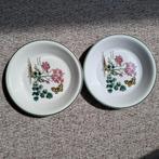 Wedgwood Florabunda 2 borden en een roomkan met schotel, Antiek en Kunst, Antiek | Servies los, Ophalen of Verzenden