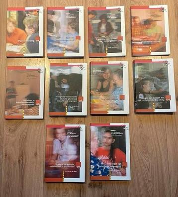 Studie boeken voor verzorgende opleiding beschikbaar voor biedingen