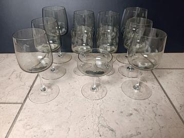Vintage gekleurde glazen set (11 stuks) beschikbaar voor biedingen