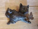Bronzen beeld/ Kitten spelend met vlinder / brons / poes/kat, Ophalen of Verzenden, Nieuw, Hond of Kat, Beeldje of Figuurtje