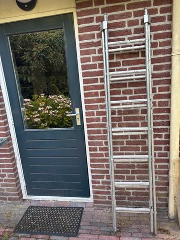 Uitschuifbare ladder beschikbaar voor biedingen