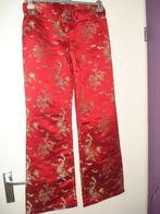 broek met wijde pijp maat S rood met drakenmotief, .., Nieuw, Ophalen of Verzenden, Maat 36 (S)