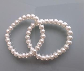 Oude twee klassike Armbanden. beschikbaar voor biedingen