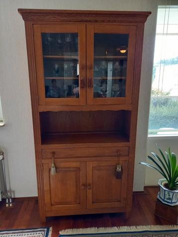 Mooie kast met vitrine. GRATIS! beschikbaar voor biedingen