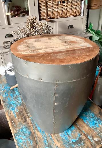 Industriële kruk/bijzettafel met bovenkant van sloophout beschikbaar voor biedingen