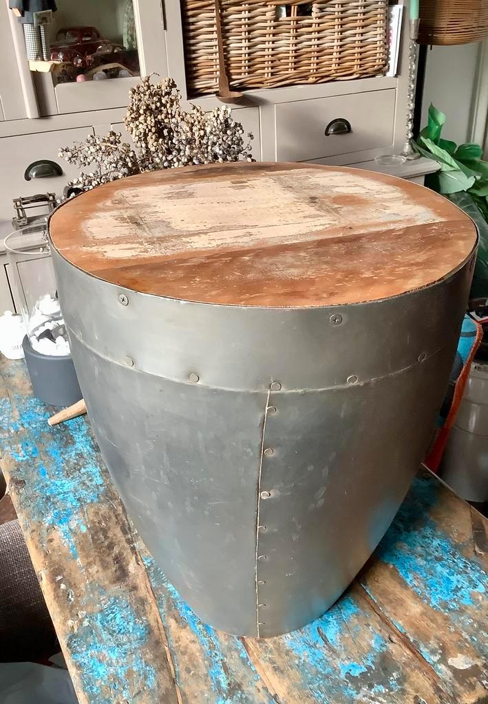 Industriële kruk/bijzettafel met bovenkant van sloophout, Huis en Inrichting, Tafels | Salontafels, Gebruikt, Minder dan 50 cm