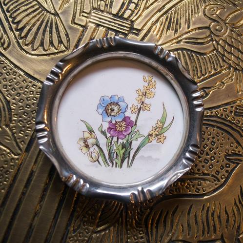 Vintage brocante porseleinen onderzetter bloemen metaal p.st, Antiek en Kunst, Curiosa en Brocante, Ophalen of Verzenden