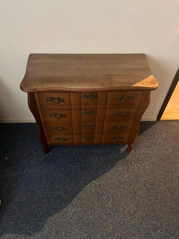 Antieke houten commode met lades beschikbaar voor biedingen
