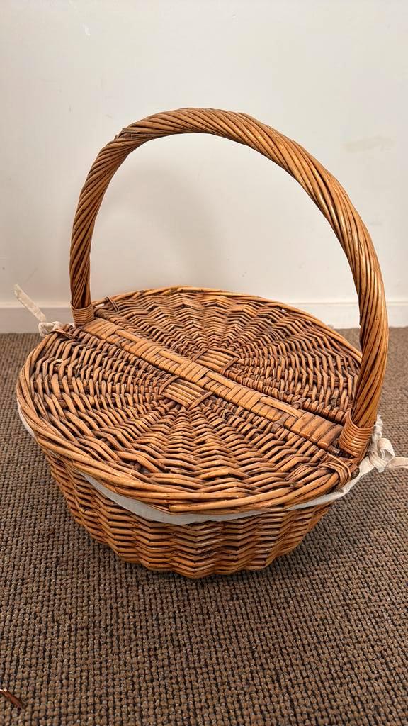 Rieten mandje met voering, Huis en Inrichting, Woonaccessoires | Schalen en Manden, Zo goed als nieuw, Rechthoekig, Riet, Ophalen of Verzenden