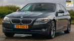 BMW 5-serie 528i High Executive, Auto's, BMW, Origineel Nederlands, Te koop, Zilver of Grijs, 5 stoelen
