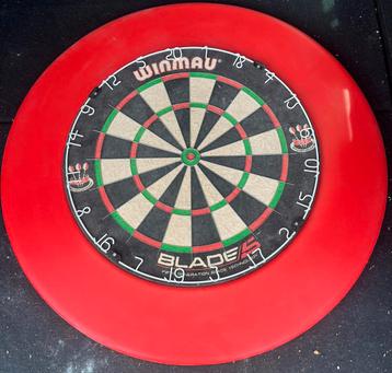 Winmau blade5 dartboard met beschermrand beschikbaar voor biedingen