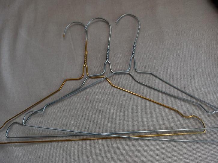 Gezocht draad kledinghangers - stomerij hangers metaal, Kleding | Dames, Kledinghangers, Zo goed als nieuw, Metaal, Ophalen of Verzenden