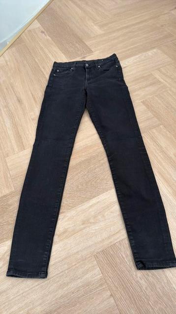 Dames broek beschikbaar voor biedingen