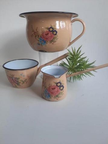 emaille 3-delige set ; schenkkannetje , steelpannetje , po beschikbaar voor biedingen