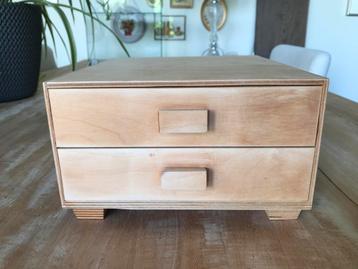 Houten ladekastje met bobbins. 72 kleuren DMC borduurgaren🧵 beschikbaar voor biedingen