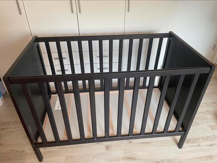 Ledikantje Sundvik van Ikea, met evt gratis matrasje, Kinderen en Baby's, Babywiegjes en Ledikanten, Gebruikt, Ledikant, Ophalen