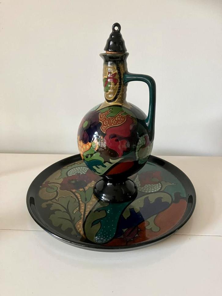Gouds plateel dienblad en kruikje, Antiek en Kunst, Antiek | Keramiek en Aardewerk, Ophalen of Verzenden