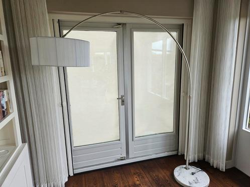 Booglamp met witte kap, Huis en Inrichting, Lampen | Vloerlampen, Zo goed als nieuw, 150 tot 200 cm, Metaal, Stof, Ophalen