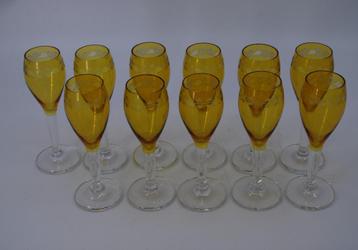Antieke champagne glazen geel (11) beschikbaar voor biedingen