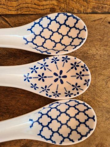 Blauw wit gedecoreerde lepels van aardewerk. beschikbaar voor biedingen