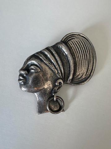 Vintage Zilverkleurige Broche Afrikaanse Vrouw beschikbaar voor biedingen