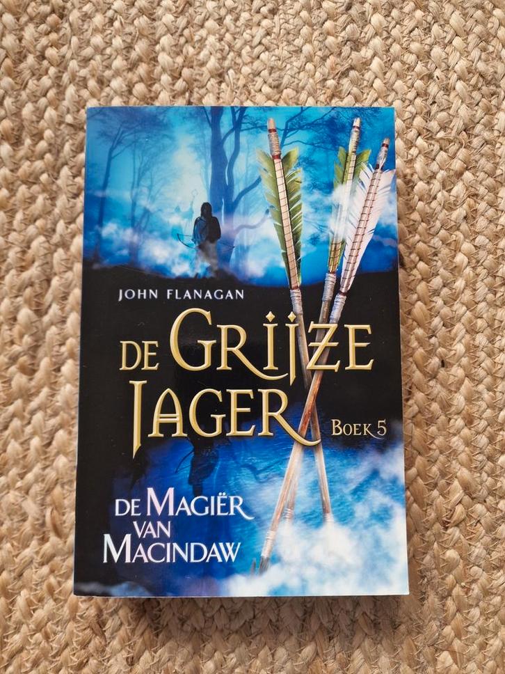 John Flanagan - De magiër van Macindaw, Boeken, Kinderboeken | Jeugd | 10 tot 12 jaar, Zo goed als nieuw, Ophalen