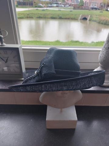 Te koop donkerblauwe hoed beschikbaar voor biedingen