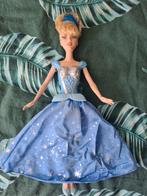 Barbie Elsa Frozen met draaiende rok, Ophalen of Verzenden, Zo goed als nieuw, Barbie