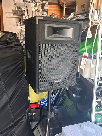 Speaker 600 watt inclusief standaard statief beschikbaar voor biedingen