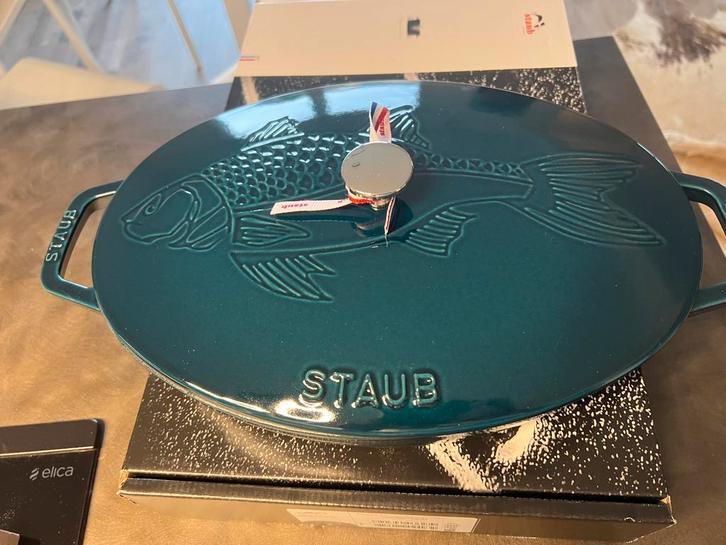 Nieuwe gietijzeren Staub Cocotte 32 cm La Mer in de doos, Huis en Inrichting, Keuken | Potten en Pannen, Nieuw, Koekenpan of Braadpan