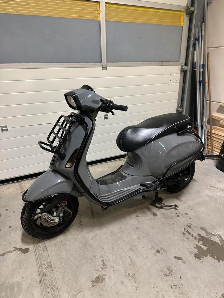 Vespa sprint Nardo Grey, Fietsen en Brommers, Scooters | Vespa, Zo goed als nieuw, Vespa S, Maximaal 25 km/u, Benzine, Ophalen of Verzenden