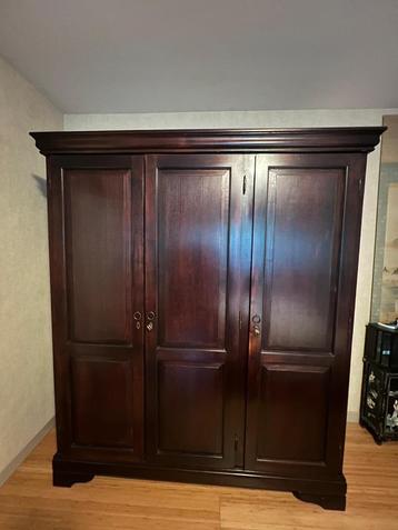 Prachtige brocante kledingkast beschikbaar voor biedingen