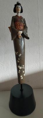 Twee Geisha's van hout op een voetstuk, Ophalen of Verzenden, Zo goed als nieuw, Overige typen