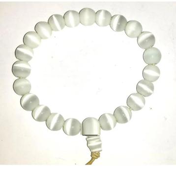Kattenoog Armbanden en oorbellen van een verzameling beschikbaar voor biedingen