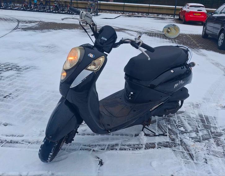 Leuke sym mio brom Scooter, Fietsen en Brommers, Scooters | SYM, Zo goed als nieuw, Mio, Benzine, Ophalen