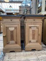 Twee Frans eiken nachtkastjes kastjes met zwart marmer, Huis en Inrichting, Slaapkamer | Nachtkastjes, Gebruikt, 70 cm of meer