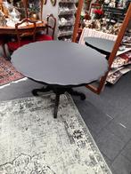 Zwarte ronde eet tafel met geschulpte rand, Antiek en Kunst, Antiek | Meubels | Tafels, Ophalen of Verzenden