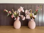 Twee rose vaasjes met kunstbloemen, Ophalen of Verzenden, Nieuw, Binnen