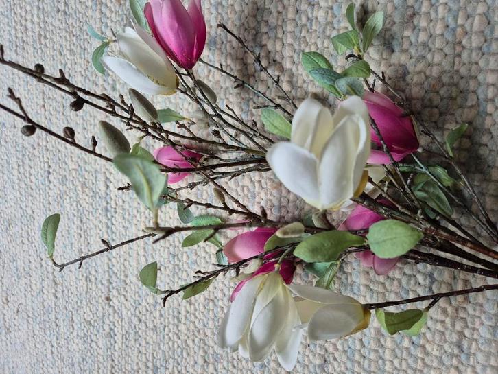 Magnolia kunstbloemen wit en roze, zo goed als nieuw, Huis en Inrichting, Woonaccessoires | Kunstplanten en Kunstbloemen, Zo goed als nieuw