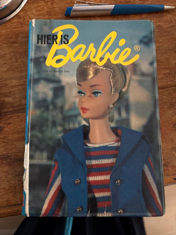 Hier is Barbie - 1958 Mattel Inc., Boeken, Kinderboeken | Jeugd | onder 10 jaar, Gelezen, Fictie algemeen, Ophalen of Verzenden