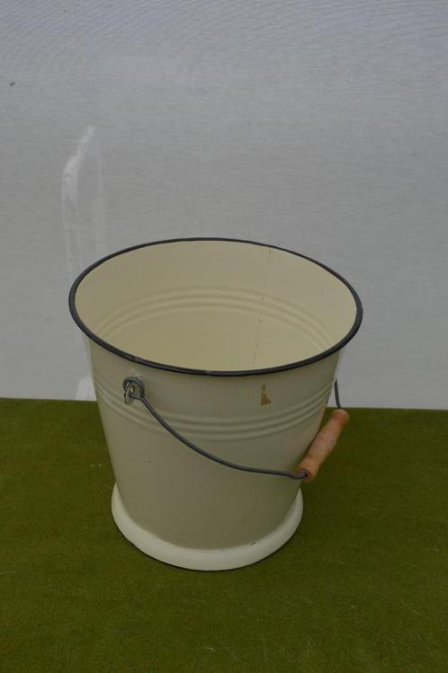 Vintage emaille emmer met houten handvat crème kleur, Ø 29cm, Huis en Inrichting, Emmers, Gebruikt, IJzer, Met handgreep, Ophalen of Verzenden
