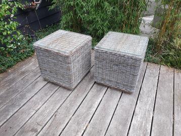 2 rieten bijzettafeltjes met glasplaat beschikbaar voor biedingen