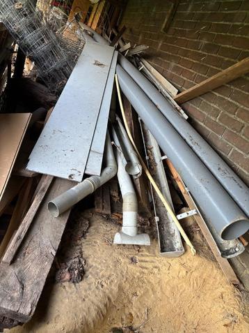 Verzameling aan regenpijpen beschikbaar voor biedingen