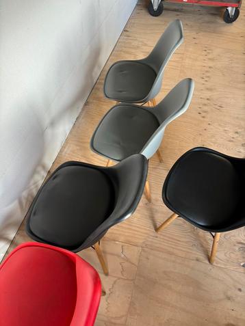 Zes stoelen nog netjes beschikbaar voor biedingen