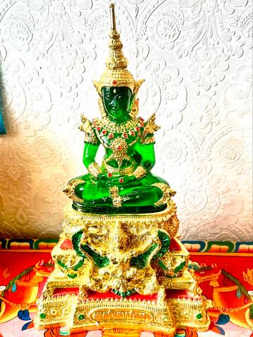 Mooie Thaise Boeddha beeld. beschikbaar voor biedingen